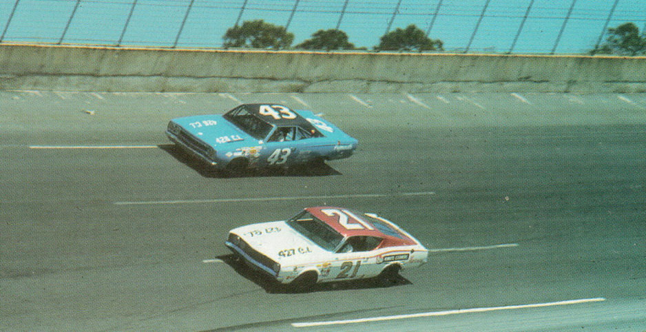 richard petty 43 aand cale yarborough 21 in the daytona 500 1968