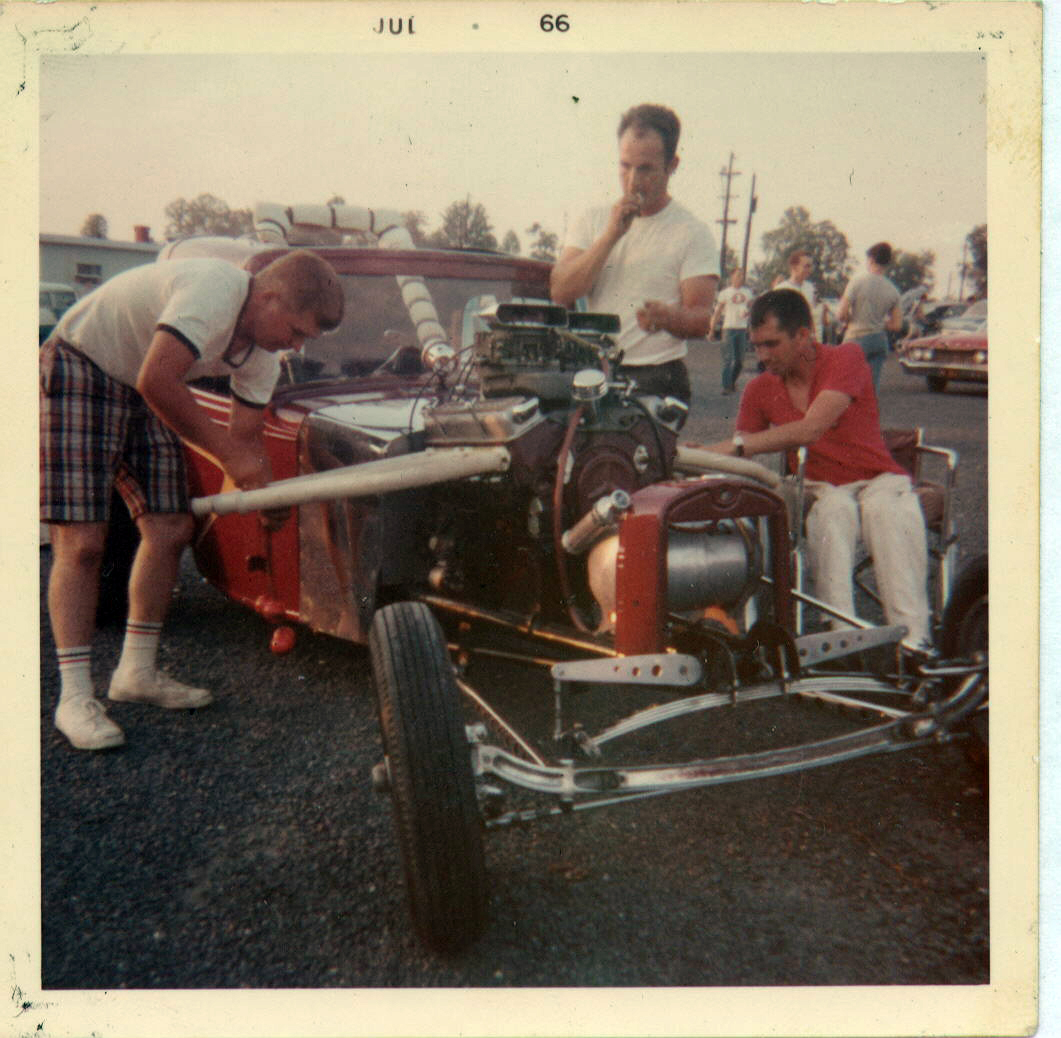 Bill Eason, Sherman Hopkins & Bobby Hopkins prep the ’33 Bantum Altered.