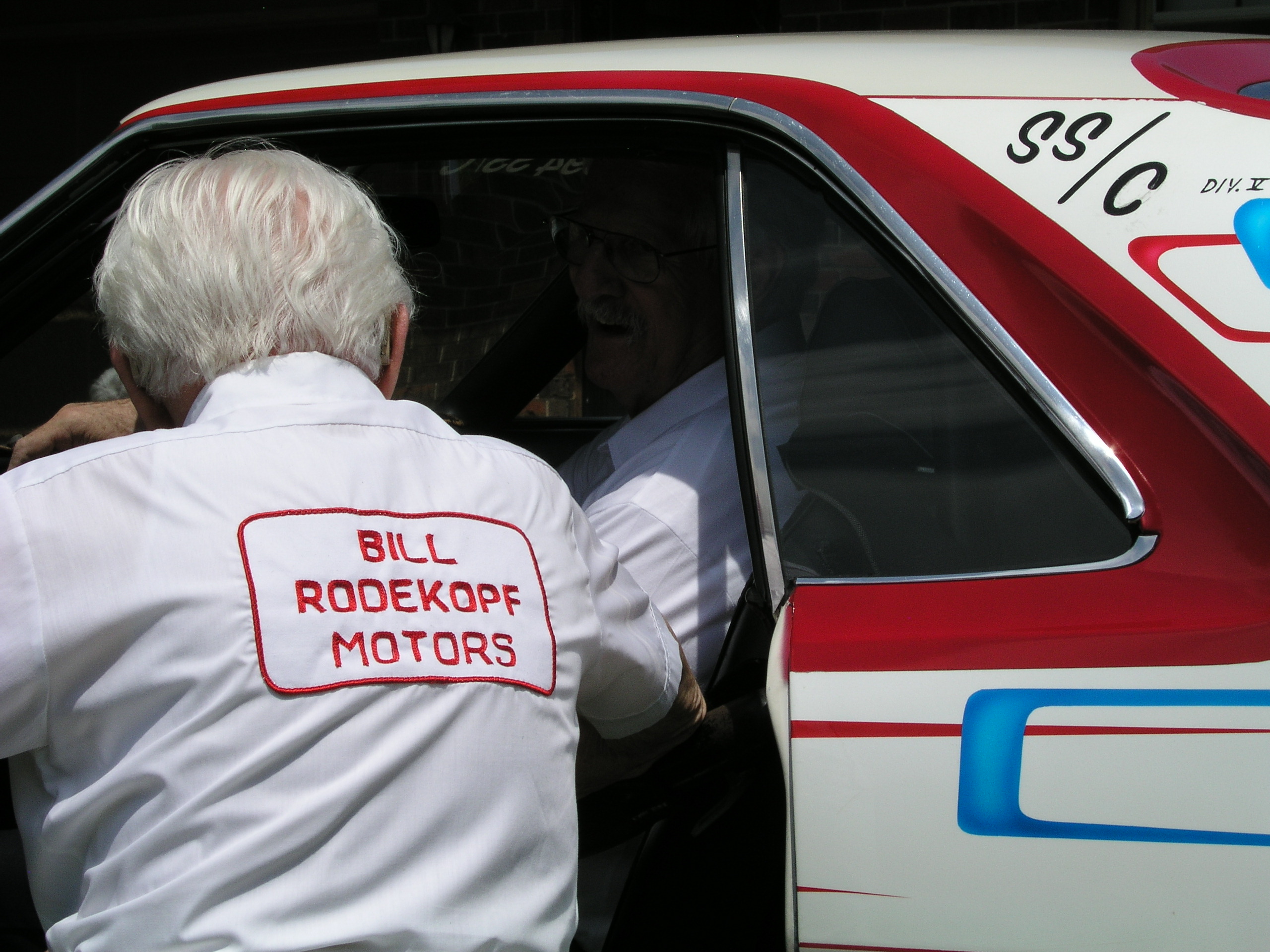 Bill Rodekopf talking to first driver and builder Bob Smith in SS/C AMX