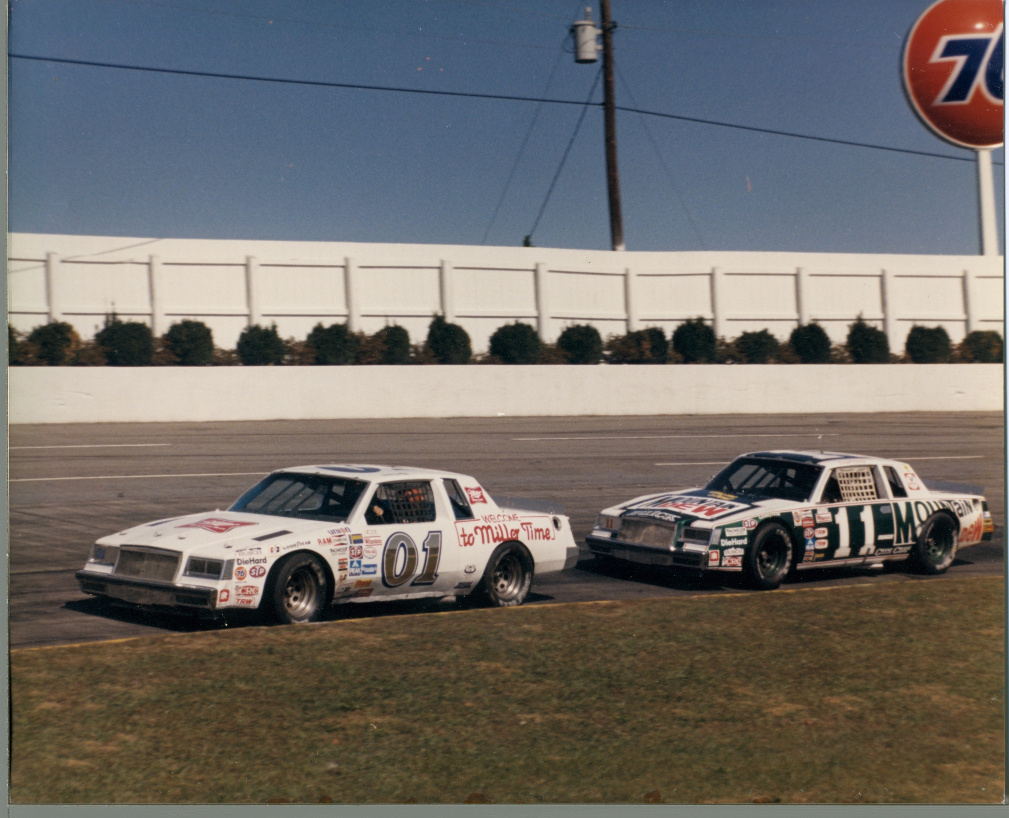 Zervakis 01 , Butch Lindley leading at Martinsville