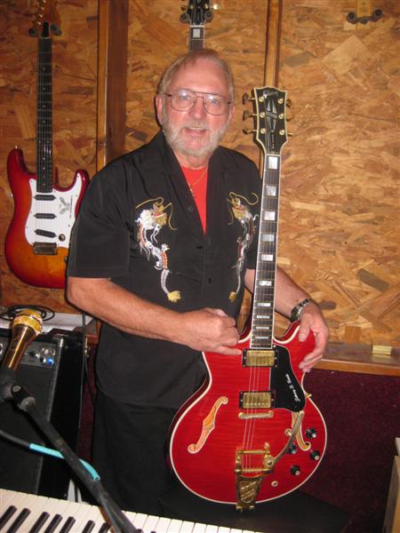 01Hal&Guitar(Medium)