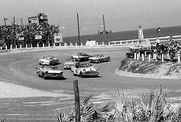 Start of the 1958 Beach race for convertibles